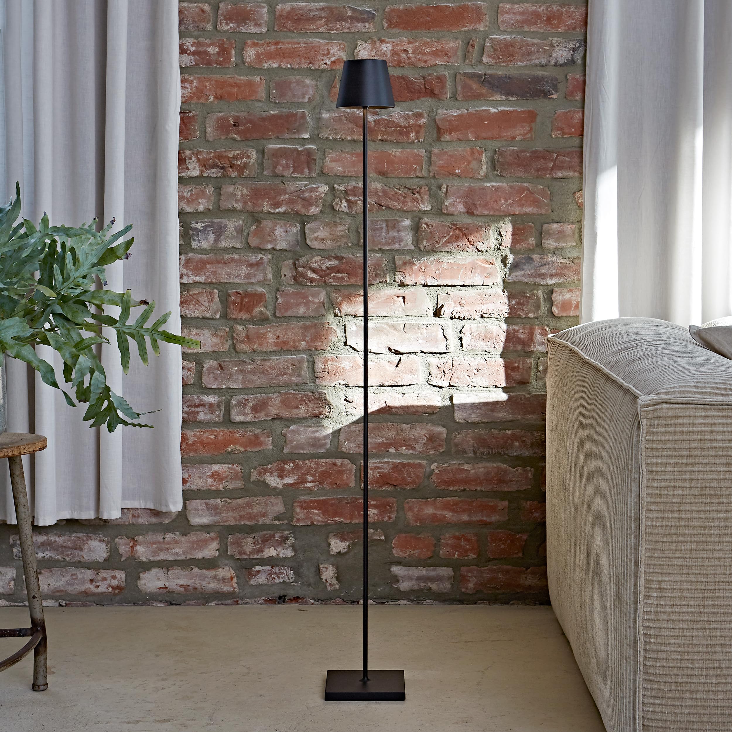 sigor-nuindie-2-0-led-akku-stehleuchte-nachtschwarz-ip54-120-cm image 2