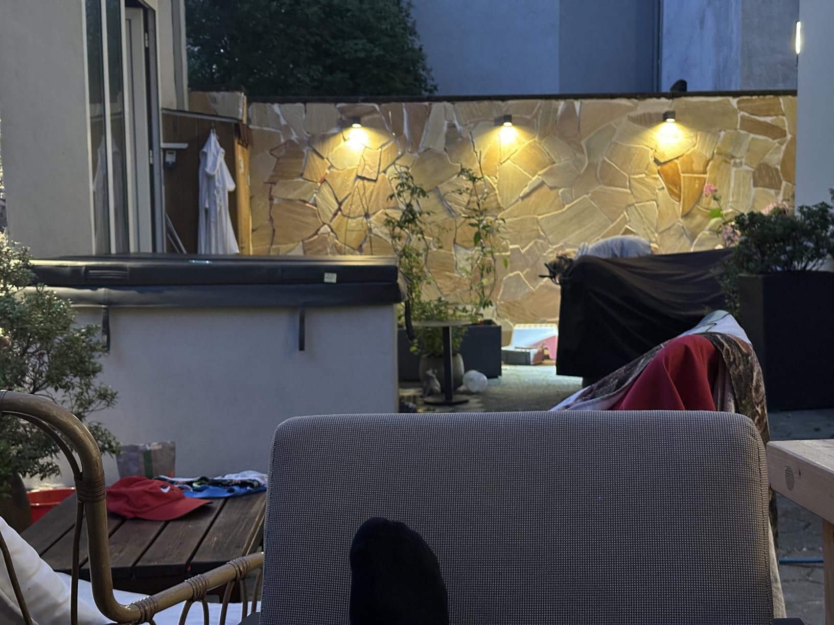 Schick an der Hauswand